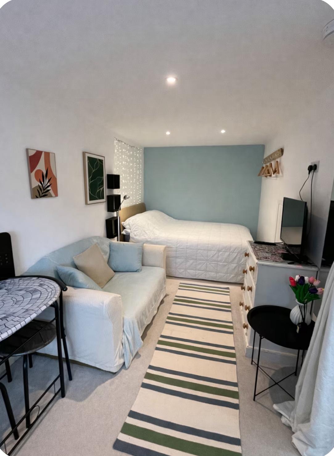 Bright Worthing studio annexe with bed, sofa and dining table
